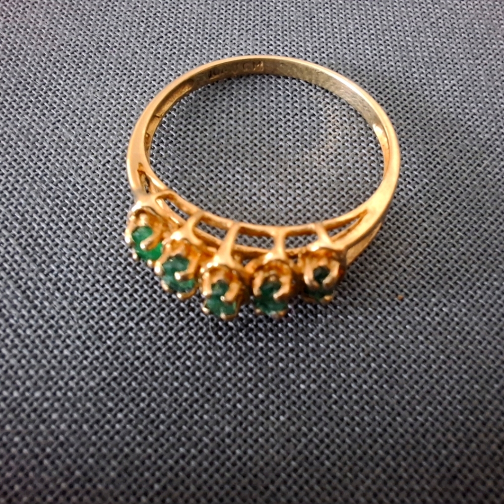 Elegant Gold and Emerald Ring